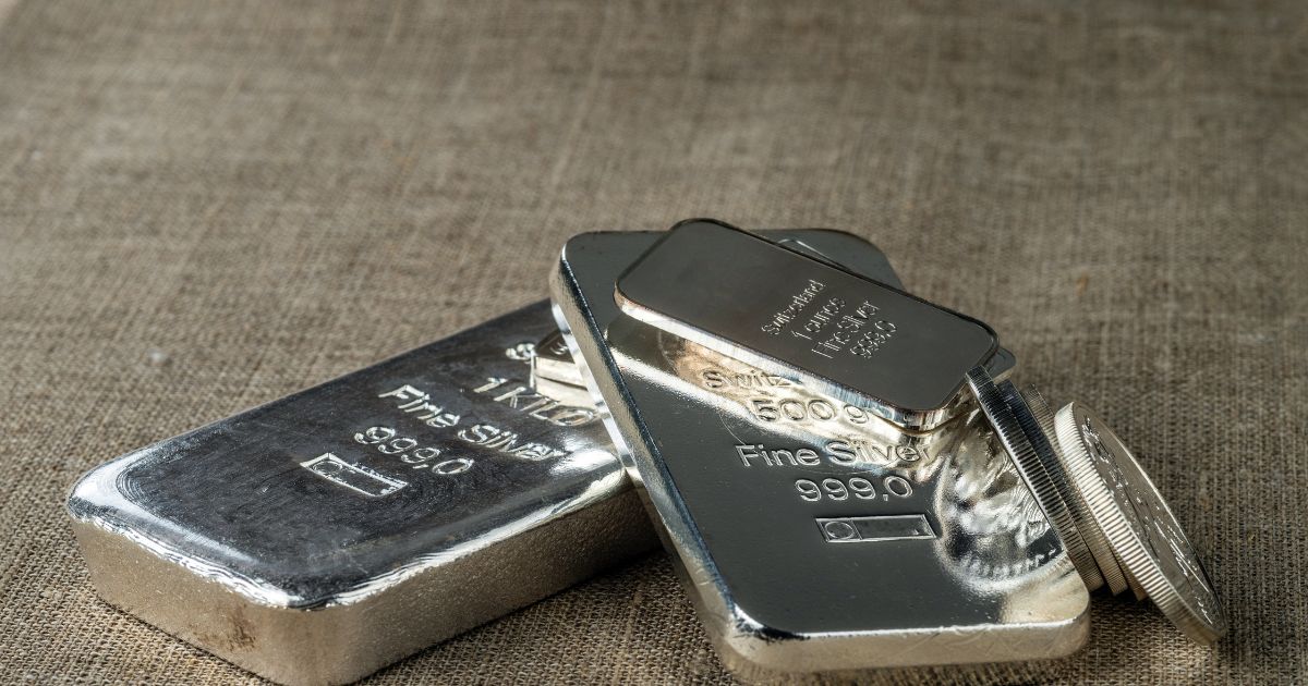 Argintul și ciclurile tehnologice: de la smartphone-ul anilor 2000 la tranziția energetică din 2025