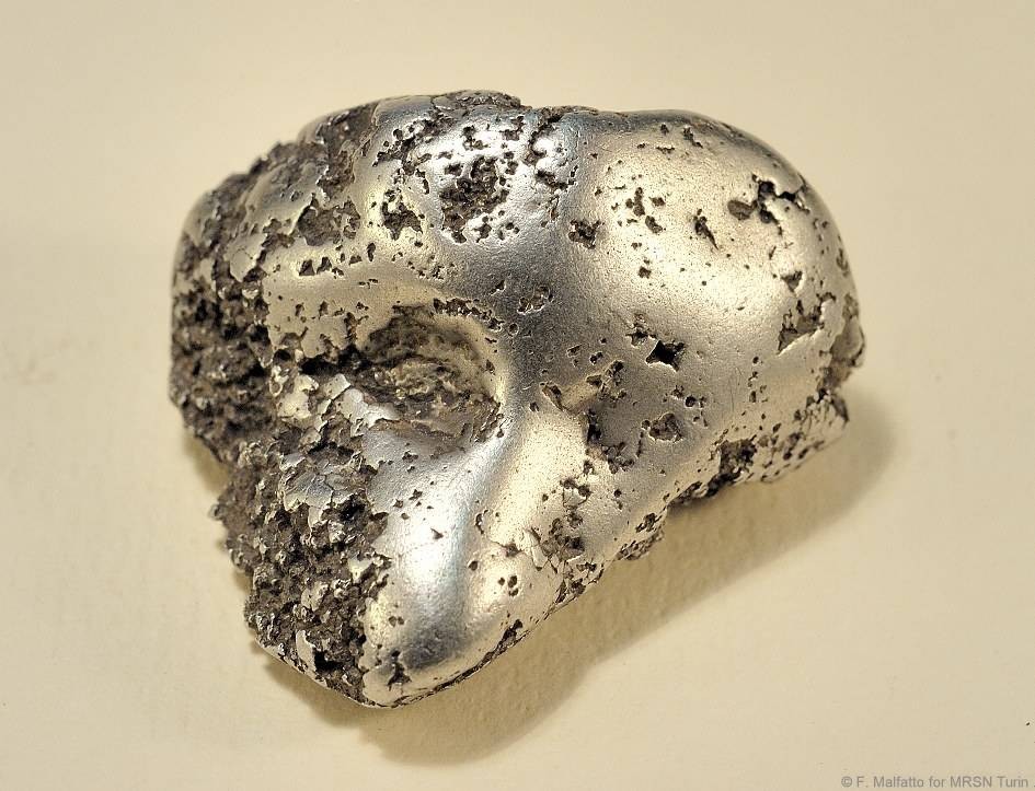 Evoluția prețului platinei în ultimii 20 de ani: analiză, factori și perspective pentru investitori | Analiză Goldbars.ro